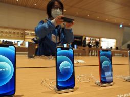 Una mujer le toma una fotografía a un iPhone 12 en una tienda de Taipei. EFE/D. Chang