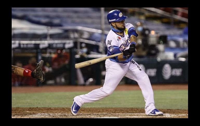 Alan Espinoza colaboró con dos hits para la victoria de los caporales, uno de ellos fue batazo de vuelta entera. TWITTER/@charrosbeisbol