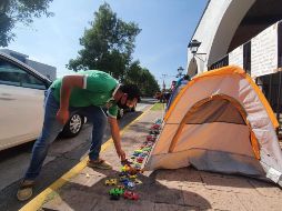Los choferes colocaron coches de juguete en la entrada de la casa del gobernador, a manera de protesta simbólica. EL INFORMADOR/R. Bobadilla