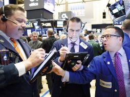 En las últimas cinco jornadas, el Dow ha perdido un 6.47 %, el S&P 500 un 5.64 % y el Nasdaq un 5.51 por ciento. EFE/ARCHIVO