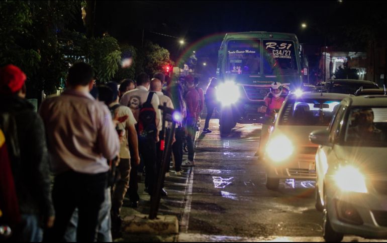 Hubo hacinamientos en las paradas de los camiones y en las unidades del transporte público de la metrópoli. EL INFORMADOR/G. Gallo
