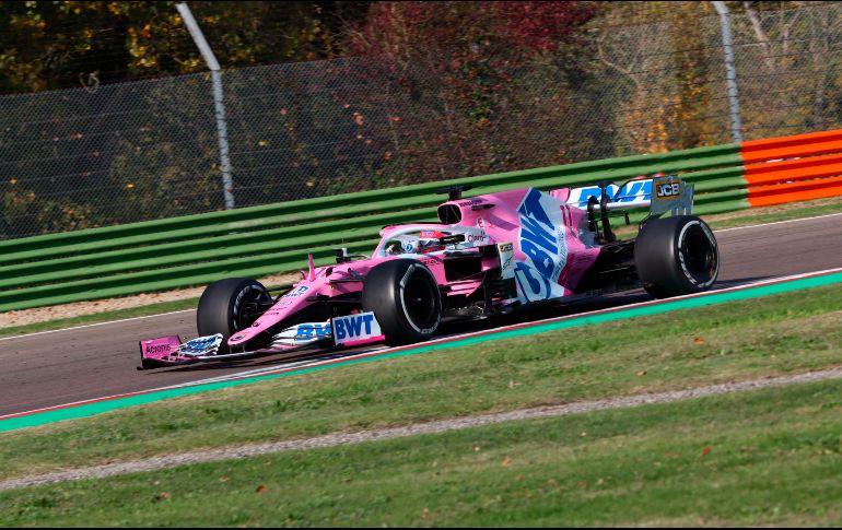Pérez saldrá una fila por detrás de Carlos Sainz, que llevará neumáticos blandos, y dijo que el trabajo de Racing Point este sábado estuvo enfocado en poner a punto el coche para la carrera. EFE / D. Gennari
