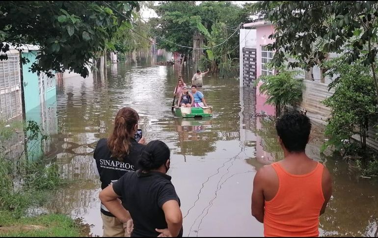 Hasta este sábado se tiene el registro de ocho mil 35 viviendas afectadas, así como 18 cierres carreteros. TWITTER/@CNPC_MX