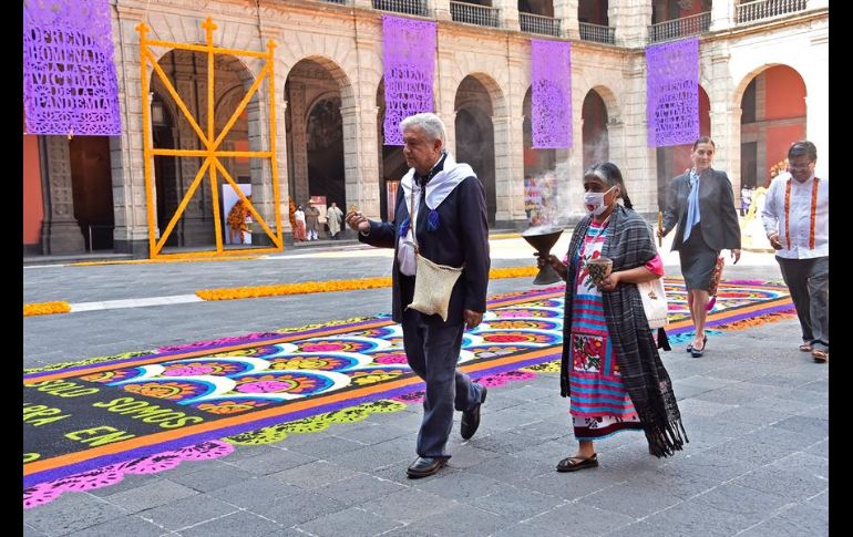 ''Con esta ofrenda apegada a costumbres que vienen de lejos, recordamos a los difuntos niños y adultos'', señaló el Mandatario. EFE/Presidencia