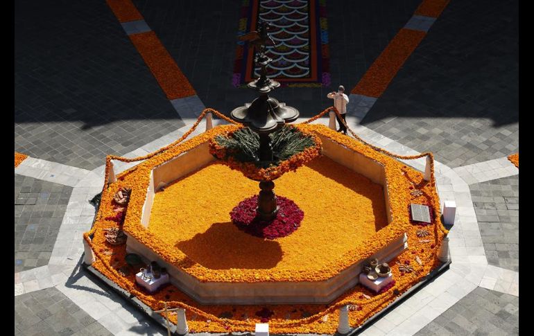 ''Con esta ofrenda apegada a costumbres que vienen de lejos, recordamos a los difuntos niños y adultos'', señaló el Mandatario. EFE/Presidencia