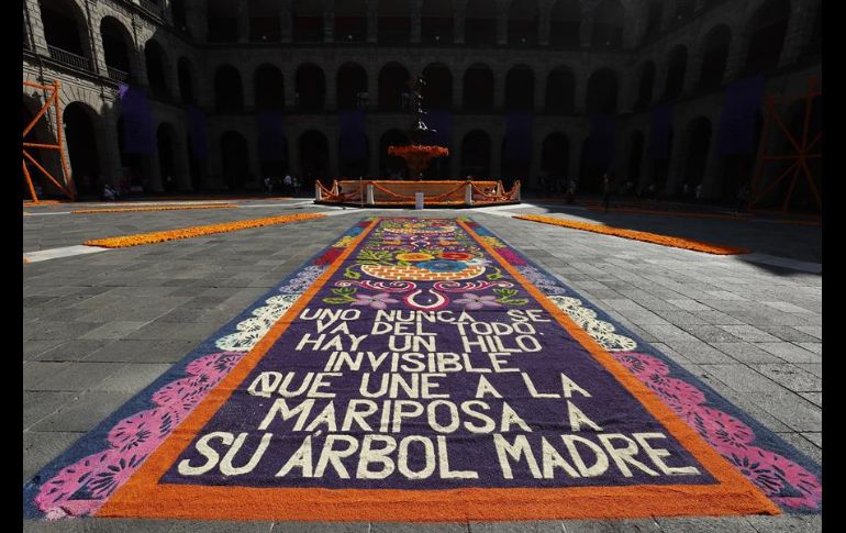 ''Con esta ofrenda apegada a costumbres que vienen de lejos, recordamos a los difuntos niños y adultos'', señaló el Mandatario. EFE/Presidencia