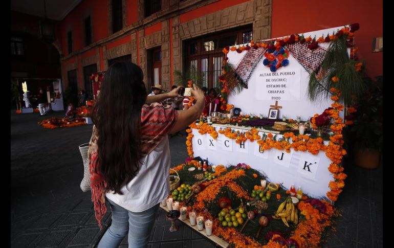 ''Con esta ofrenda apegada a costumbres que vienen de lejos, recordamos a los difuntos niños y adultos'', señaló el Mandatario. EFE/Presidencia