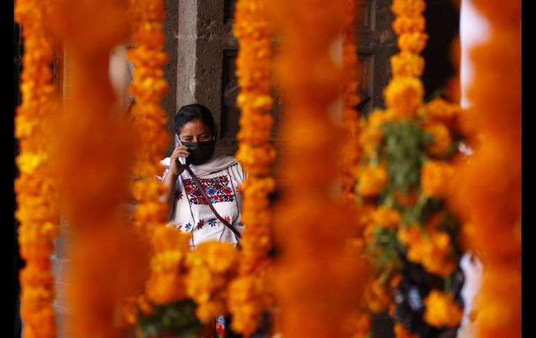 ''Con esta ofrenda apegada a costumbres que vienen de lejos, recordamos a los difuntos niños y adultos'', señaló el Mandatario. EFE/Presidencia