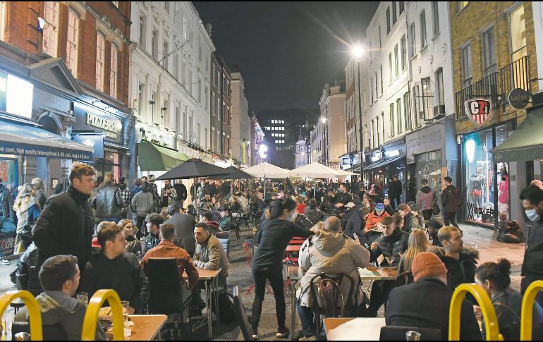 Contradicción. Previo al confinamiento de un mes, británicos bebían y comían en el Centro de Londres. AP