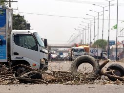 Sogas, llantas, ramas, banderas bolivianas e incluso vehículos impedían el paso por varias rotondas, avenidas y calles cruceñas. AFP