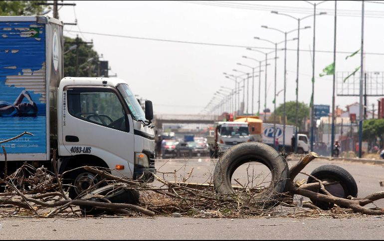 Sogas, llantas, ramas, banderas bolivianas e incluso vehículos impedían el paso por varias rotondas, avenidas y calles cruceñas. AFP