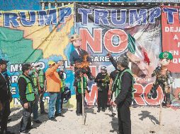 EN LA FRONTERA NO LO QUIEREN. Unos 50 migrantes mexicanos y centroamericanos se reunieron en la zona de Playas de Tijuana, en donde protestaron contra la violencia policial con la quema de dos piñatas con la figuras del presidente estadounidense, Donald Trump, y de un agente de la Policía. AFP