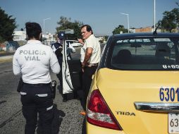 REVISIONES. Agentes viales realizaron operativos para supervisar que los conductores de taxis tradicionales cumplieran con las disposiciones establecidas. Impusieron 184 infracciones a estos vehículos de alquiler este fin de semana. EL INFORMADOR • G. GALLO