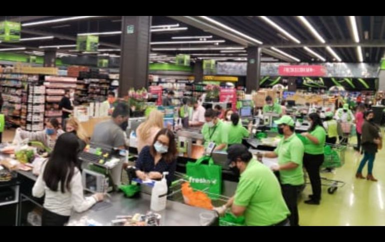 Reclaman que como sucedió en el transporte público, las restricciones provocaron que se saturaran los supermercados. EL INFORMADOR / J. Lomelí