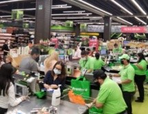 Reclaman que como sucedió en el transporte público, las restricciones provocaron que se saturaran los supermercados. EL INFORMADOR / J. Lomelí