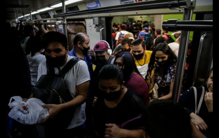 La sana distancia resultó imposible en los vagones de la Línea 1 la noche de este lunes. EL INFORMADOR / F. Atilano