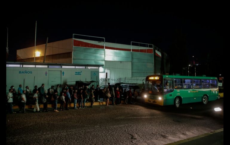 La saturación de personas también fue visible en la parada de autobuses de Periférico Sur y Colón. EL INFORMADOR / F. Atilano