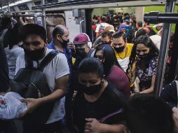 PASAJEROS SE AGOLPAN. A pesar de que los sectores público y privado acordaron implementar salidas escalonadas para evitar amontonamientos en las unidades del transporte público, ayer se registraron aglomeraciones en el Tren Ligero.   EL INFORMADOR• F. Atilano