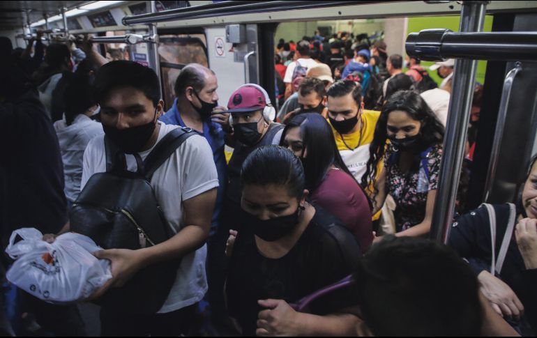 PASAJEROS SE AGOLPAN. A pesar de que los sectores público y privado acordaron implementar salidas escalonadas para evitar amontonamientos en las unidades del transporte público, ayer se registraron aglomeraciones en el Tren Ligero.   EL INFORMADOR• F. Atilano