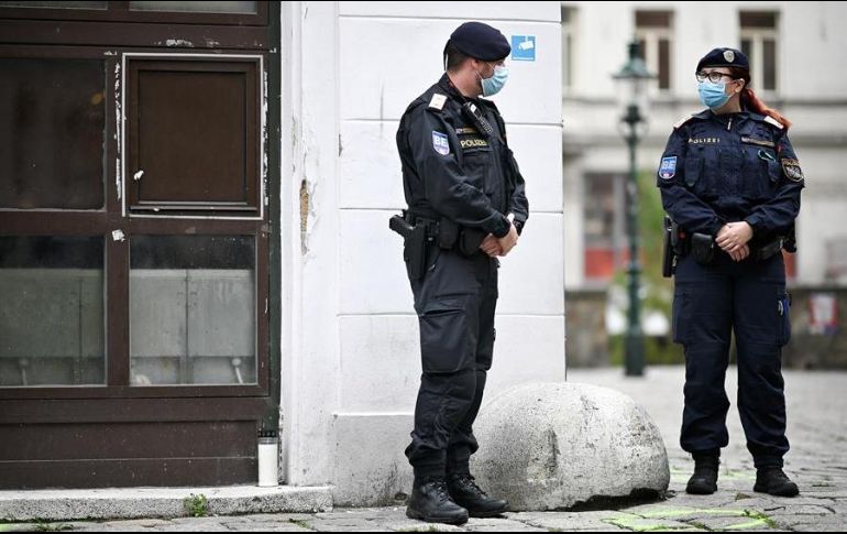 Autoridades identificaron al supuesto terrorista como Kujtim Fejzulai, quien fue condenado a 22 meses de cárcel por querer sumarse al Estado Islámico en la guerra de Siria. EFE/C. Bruna