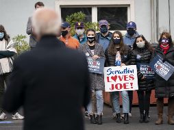 Fuera de la vivienda, se concentran unas 130 personas que comenzaron a aplaudir y corear al líder demócrata mientras se protegen con mascarillas y agitan pancartas con los nombres de Biden y Harris. AFP / Getty Images / D. Angerer