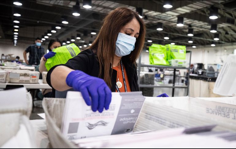La embajada estadounidense también estuvo abierta para recibir las boletas y llevarlas a las oficinas en EU. EFE/ E. Laurent