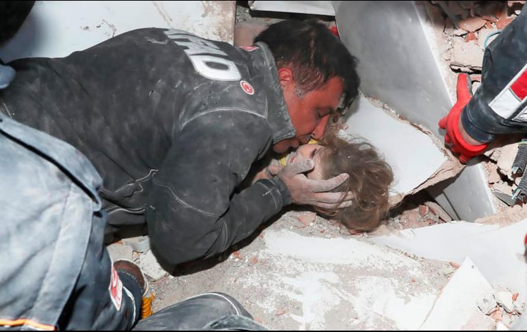 La niña estuvo 91 horas atrapada entre los escombros. AP/AFAD