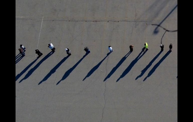 La cola afuera de un complejo deportivo en Franklin, Wisconsin. AP/M. Gash