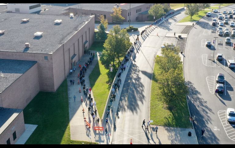 Toma desde un drone de una fila en Union, Kentucky. EFE/EPA/M. Lyons