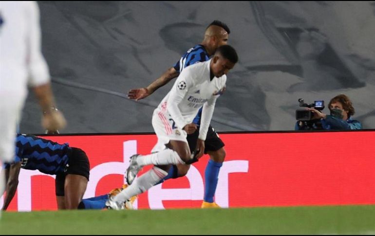 El centrocampista del Real Madrid, Rodrygo, celebra tras marcar el tercer gol ante el Inter de Milán. EFE/J. Martín