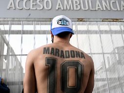 En la puerta de la clínica se juntaron varias personas que demostraron su admiración al ahora entrenador de Gimnasia y Esgrima La Plata. AFP / J. Mabromata