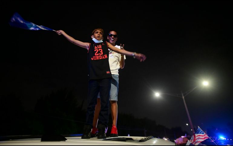 Habitantes de la isla salieron a festejar el resultado pese a que no es vinculante. AP/C. Giusti