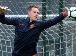 Ter Stegen, que había tenido molestias en la rodilla derecha durante toda la temporada pasada, fue sometido el 18 de agosto a una intervención del tendón rotuliano de esa articulación. EL INFORMADOR/ARCHIVO