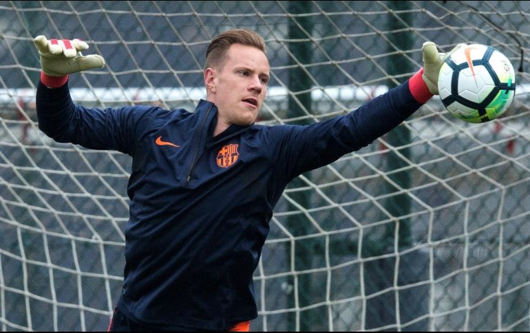 Ter Stegen, que había tenido molestias en la rodilla derecha durante toda la temporada pasada, fue sometido el 18 de agosto a una intervención del tendón rotuliano de esa articulación. EL INFORMADOR/ARCHIVO
