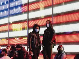 Personas se reúnen para ver los resultados de las elecciones presidenciales. EFE