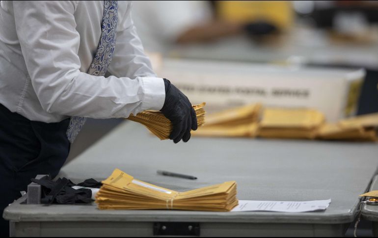 En parte, el retraso en Michigan se debe a que las localidades con más de 25 mil habitantes tuvieron que esperar hasta el 2 de noviembre para comenzar a procesar las papeletas anticipadas. AFP / Getty Images / E. Cromie