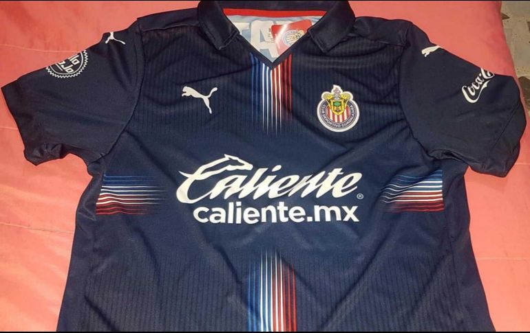 De un sobrio azul marino, el jersey tiene una cruz marcada con filos en azul, rojo y blanco, cuya primera línea parte del cuello hacia abajo mientras la otra divide el pecho de lado a lado. ESPECIAL