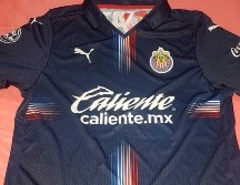 De un sobrio azul marino, el jersey tiene una cruz marcada con filos en azul, rojo y blanco, cuya primera línea parte del cuello hacia abajo mientras la otra divide el pecho de lado a lado. ESPECIAL