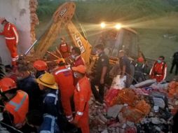 Parte del almacén colapsó, por lo que las labores de los cuerpos de rescate se extendieron durante varias horas. TWITTER/@6NDRFVADODARA