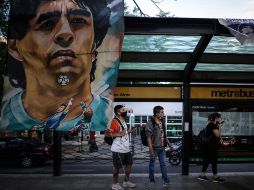 Banderas alusivas al exfutbolista y entrenador Diego Armando Maradona cuelgan hoy de una estación de bus cercana a la clínica Olivos, donde permanece internado el astro argentino. EFE/J. Roncoroni