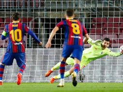El delantero argentino del Barcelona, Lionel Messi (i), anota desde el punto de penalti el primer gol de su equipo ante el Dinamo de Kiev. EFE/E. Fontcuberta