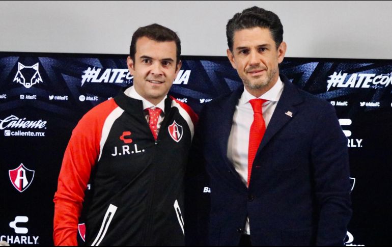 ''Se acabó la tolerancia. A partir de hoy ha habido cambios muy importantes en la estructura del club, en todos los niveles de la organización'', dijo Riestra (I) a su llegada. TWITTER / @atlasfc