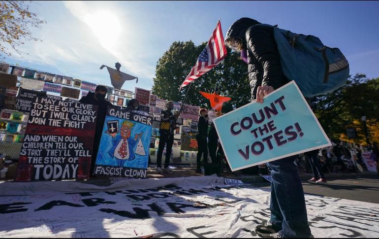 El pasado miércoles 4 de noviembre el equipo de Trump interpuso una demanda para detener el conteo de votos en Michigan. AP / A. Brandon