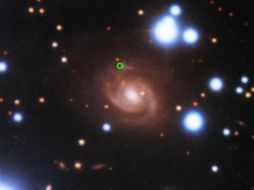 Una imagen de una ráfaga rápida de radio (en verde), tomada con el telescopio Gemini Norte en Hawái. [Foto de archivo: enero 2020]. OBSERVATORIO GEMINI/NSF/NRAO/AURA