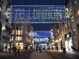 La calle londinense de Oxford, usualmente muy concurrida, en el primer día del nuevo confinamiento. EFE/A. Rain