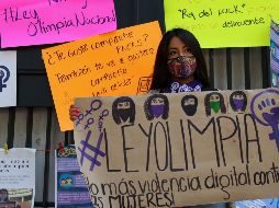 Colectivos se manifestaron hoy a favor de la Ley Olimpia frente a la sede del Senado, en Ciudad de México. EFE/J. Pazos