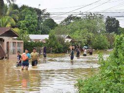 Personas intentan salvar sus pertenencias mientras abandonan sus viviendas, inundadas debido a las fuertes lluvias en la comunidad de Palermo, departamento de Yoro, Honduras. EFE/J. Valle