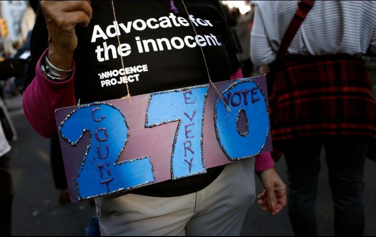 Una persona se manifiesta con un letrero que hace referencia a los 270 votos electorales requeridos para ganar la presidencia, durante una protesta hoy en Filadelfia, Pensilvania. AP/R. Blackwell