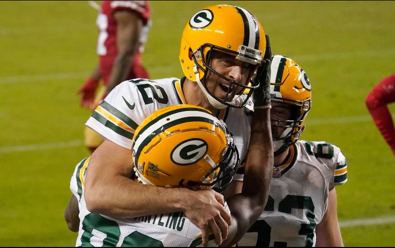 Aaron Rodgers lanzó para más de 300 yardas para guiar a los suyos a su sexto triunfo. AP/T. Avelar
