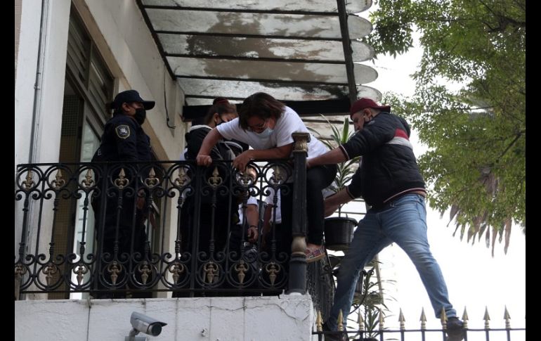 Manifestantes exigen que la Comisión Ejecutiva de Atención a Víctimas les repare el daño por la pérdida de sus seres queridos. SUN/C. Mejía